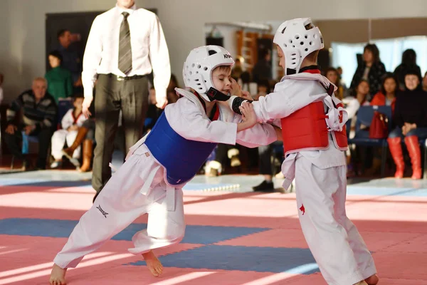 Orenburg, Rusia - 27 de enero de 2018 años: los niños compiten en Taekwondo —  Fotos de Stock