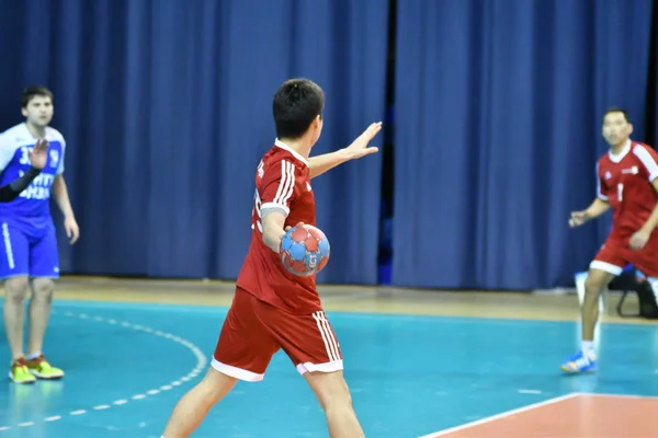 Orenburg, russland - 11-13 februar 2018 jahr: boys play in handball — Stockfoto