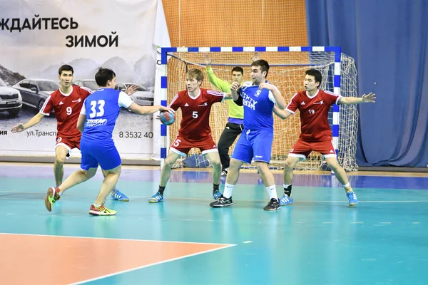 Orenburg, russland - 11-13 februar 2018 jahr: boys play in handball — Stockfoto