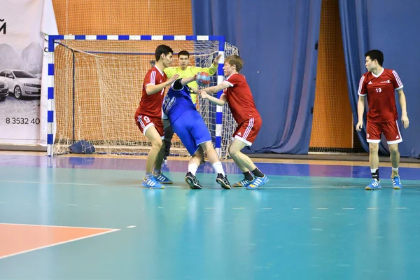 Orenburg, Ryssland - 11-13 februari 2018 år: pojkar spelar i handboll — Stockfoto