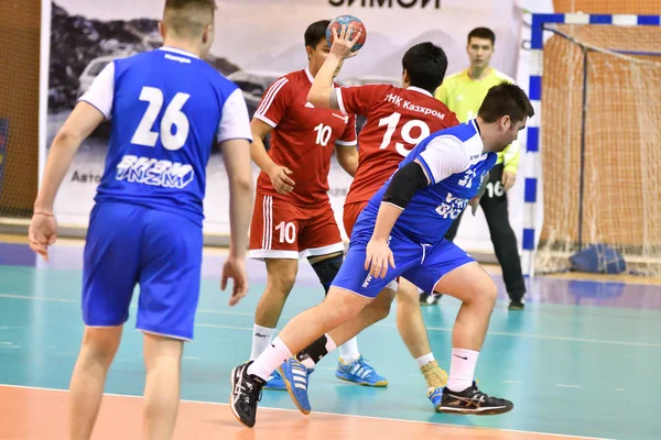 Orenburg, Rusia - 11-13 Februari 2018: Anak laki-laki bermain bola tangan — Stok Foto