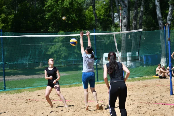 Orenburg, Rusya, 9-10 Haziran 2017 yıl: plaj voleybolu oynayan kız — Stok fotoğraf