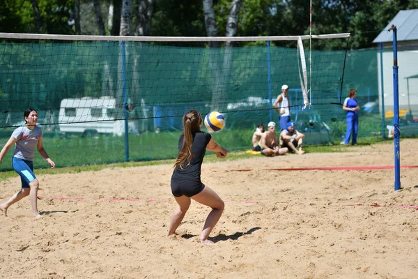 Orenburg, Rusya, 9-10 Haziran 2017 yıl: plaj voleybolu oynayan kız — Stok fotoğraf