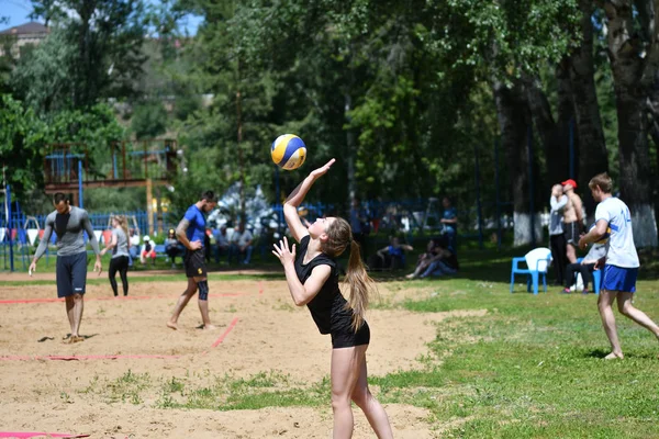 Orenburg, Rusko, rok 9-10 června 2017: dívka hraje plážový volejbal — Stock fotografie