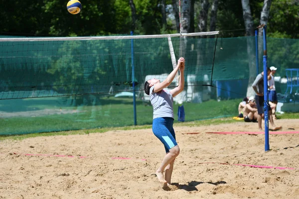 Orenburg, Rusya, 9-10 Haziran 2017 yıl: plaj voleybolu oynayan kız — Stok fotoğraf