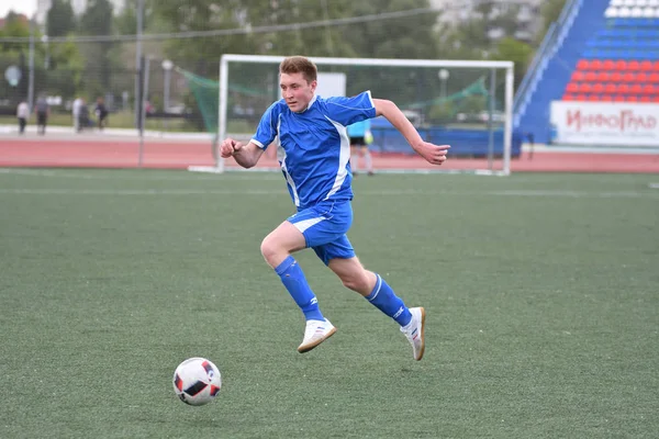 Orenburg, Rússia, 8 de junho de 2017 ano: Meninos jogam futebol — Fotografia de Stock