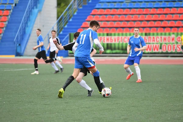 Orenburg Rusia 8 junio 2017 año: Los niños juegan al fútbol —  Fotos de Stock