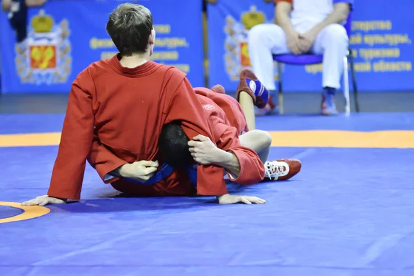 Orenburg, Rússia - 16 de fevereiro de 2019: Competições de meninos Sambo — Fotografia de Stock