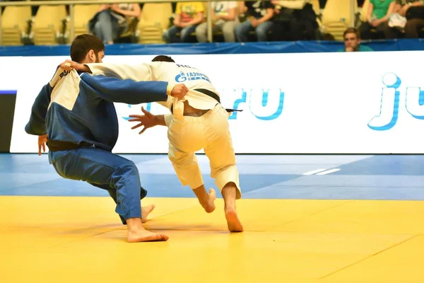 Orenburg, Rusia - 12-13 de mayo de 2018: Los niños compiten en Judo —  Fotos de Stock