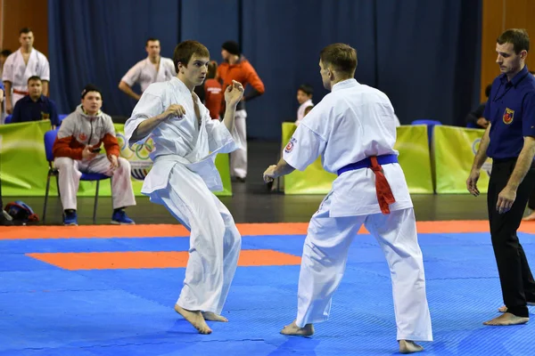 Orenburg, Rusia - 5 martie 2017 an: Băieții concurează în karate — Fotografie, imagine de stoc