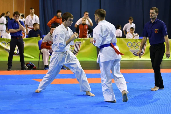 Orenburg, Rusko - 5 března 2017 rok: chlapci soutěží v karate — Stock fotografie