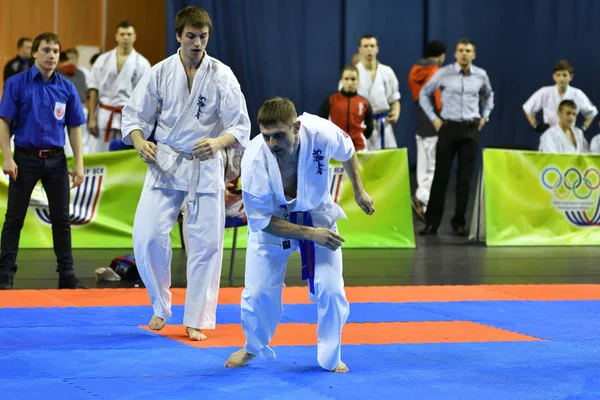 Orenburg, russland - 5. märz 2017 jahr: jungs messen sich im karate — Stockfoto