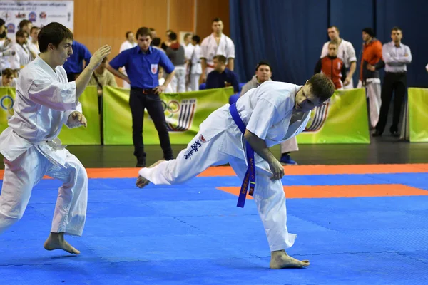 Orenburg, Rusland - 5 maart 2017 jaar: jongens concurreren in karate — Stockfoto