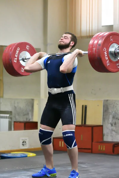 2017 年 12 月 17 日年オレンブルク、ロシア: 男の子は重量挙げの競争 — ストック写真