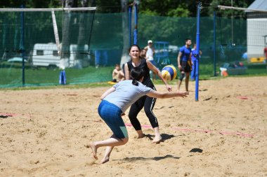 Orenburg, Rusya, 9-10 Haziran 2017 yıl: plaj voleybolu oynayan kız