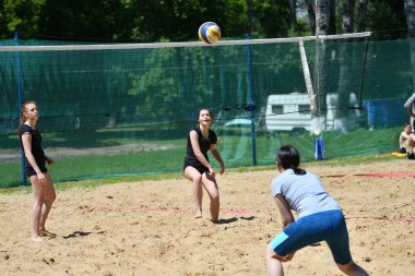 Orenburg, Rusya, 9-10 Haziran 2017 yıl: plaj voleybolu oynayan kız