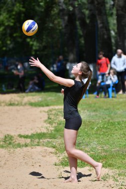 Orenburg, Rusya, 9-10 Haziran 2017 yıl: plaj voleybolu oynayan kız