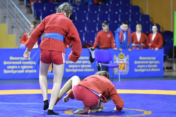 Orenburg, Rússia - 16 de fevereiro de 2019: competições de meninas Sambo — Fotografia de Stock