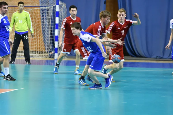 Orenburg, Rússia - 11-13 Fevereiro 2018 ano: meninos jogar no handebol — Fotografia de Stock