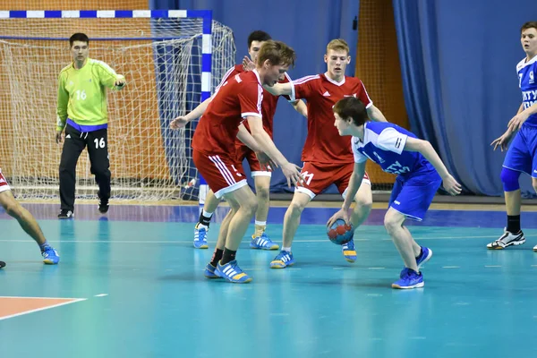 Orenburg, Rússia - 11-13 Fevereiro 2018 ano: meninos jogar no handebol — Fotografia de Stock