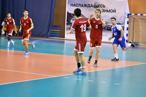 Orenburg, Rusia - 11-13 Febrero 2018 año: niños juegan en balonmano — Foto de Stock