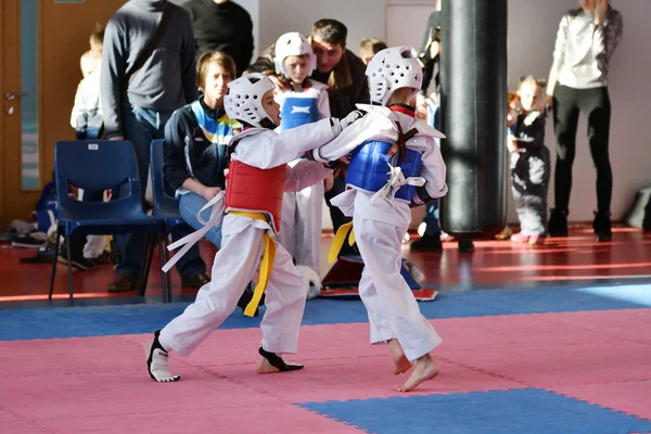 Orenburg, Rosja - lat 27 stycznia 2018: dzieci konkurować w Taekwondo — Zdjęcie stockowe