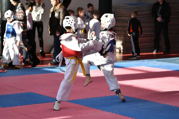 Orenburg, Rusia - 27 de enero de 2018 años: los niños compiten en Taekwondo — Foto de Stock