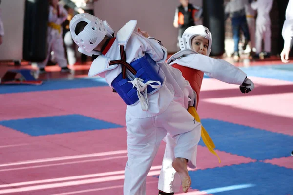 Orenburg, Rusia - 27 de enero de 2018 años: los niños compiten en Taekwondo —  Fotos de Stock