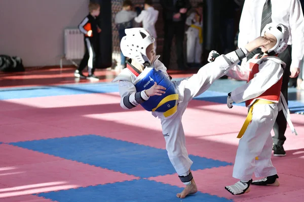 Orenburg, Rússia - 27 de janeiro de 2018: as crianças competem em Taekwondo — Fotografia de Stock