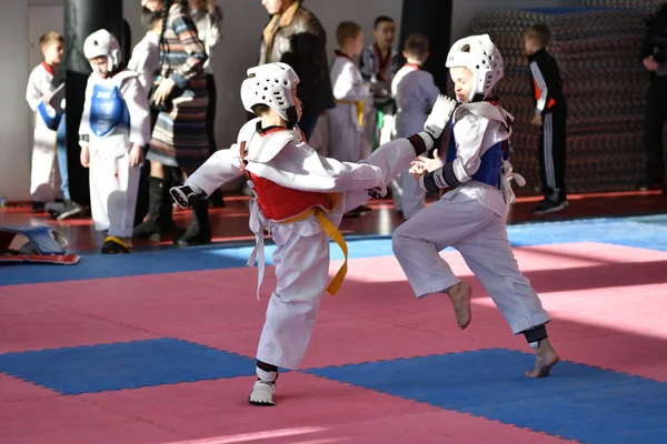 Orenburg, Rosja - lat 27 stycznia 2018: dzieci konkurować w Taekwondo — Zdjęcie stockowe