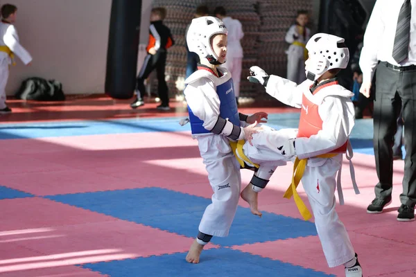 Orenburg, Rosja - lat 27 stycznia 2018: dzieci konkurować w Taekwondo — Zdjęcie stockowe