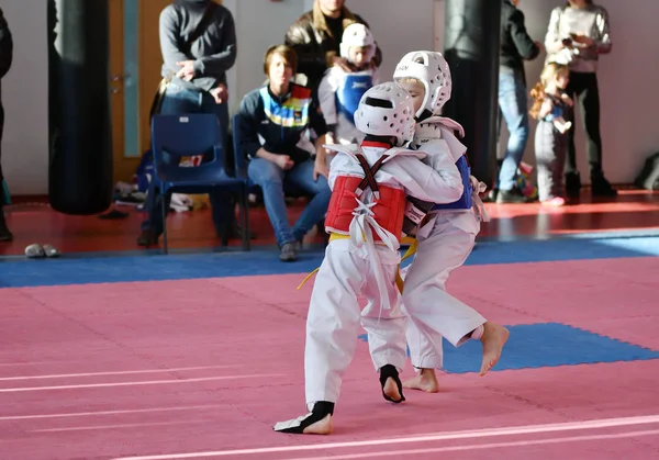 Orenburg, Rusland -, 27 januari 2018 jaar: de kinderen concurreren in Taekwondo — Stockfoto