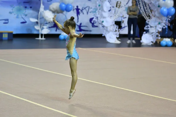 Orenburg, Rússia - 25 de novembro de 2017 ano: meninas competem na ginástica rítmica — Fotografia de Stock