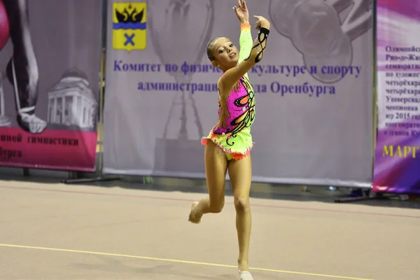 Orenburg, Russia - 25 novembre 2017 anno: le ragazze gareggiano nella ginnastica ritmica — Foto Stock