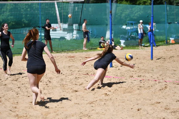 Orenburg, Rusya, 9-10 Haziran 2017 yıl: plaj voleybolu oynayan kız — Stok fotoğraf