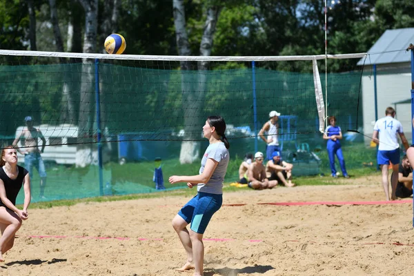 Orenburg, Rússia, 9-10 Junho de 2017 ano: Menina jogando vôlei de praia — Fotografia de Stock