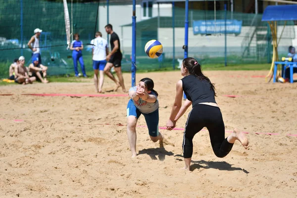 Orenburg, Rusya, 9-10 Haziran 2017 yıl: plaj voleybolu oynayan kız — Stok fotoğraf