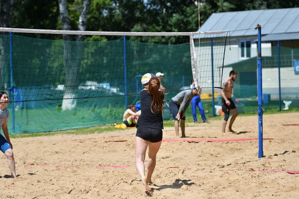 Orenburg, Ryssland, 9-10 juni 2017 år: flicka spela beachvolley — Stockfoto