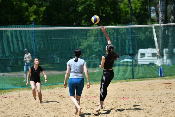 Orenburg, Rusya, 9-10 Haziran 2017 yıl: plaj voleybolu oynayan kız — Stok fotoğraf