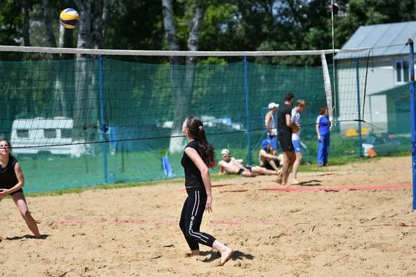 奥伦堡，俄罗斯，2017 年 6 月 9-10 日年： 女孩打沙滩排球 — 图库照片