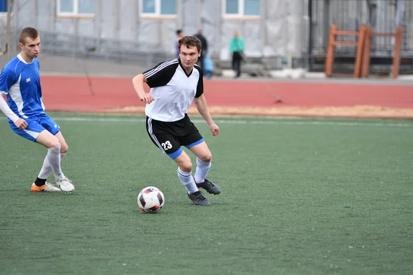 Orenburg, Rusia, 8 de junio de 2017 año: Los niños juegan fútbol —  Fotos de Stock