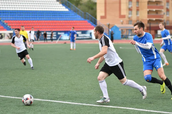 Orenburg, Russia � 8 June 2017 year: Boys play football — Stock Photo, Image