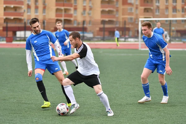 Orenburg, Rússia, 8 de junho de 2017 ano: Meninos jogam futebol — Fotografia de Stock