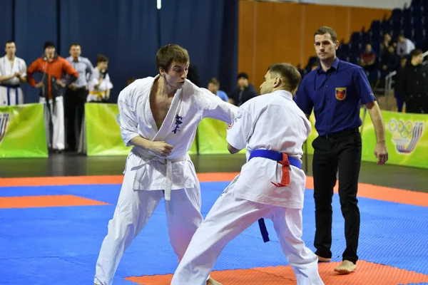 Orenburg, Rússia - 5 de março de 2017 ano: Meninos competem no karatê — Fotografia de Stock