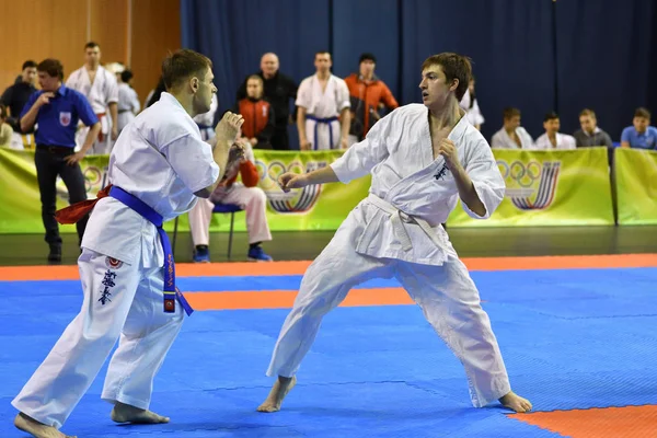 Orenburg, Rusia - 5 de marzo de 2017 año: Los niños compiten en karate — Foto de Stock