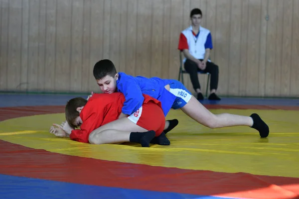 Orenburg, Rússia - 23 de fevereiro de 2019: Competições de meninos Sambo — Fotografia de Stock