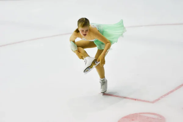 Orenburg, Rússia - 31 de março de 2018 ano: Meninas competem na patinação artística — Fotografia de Stock