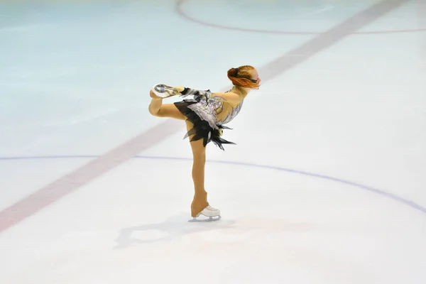 Orenburg, Russia - March 31, 2018 year: Girls compete in figure skating — Stock Photo, Image