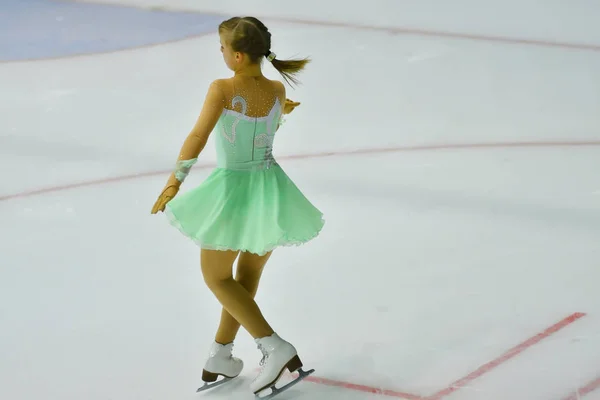 Orenburg, Russia - March 31, 2018 year: Girls compete in figure skating — Stock Photo, Image