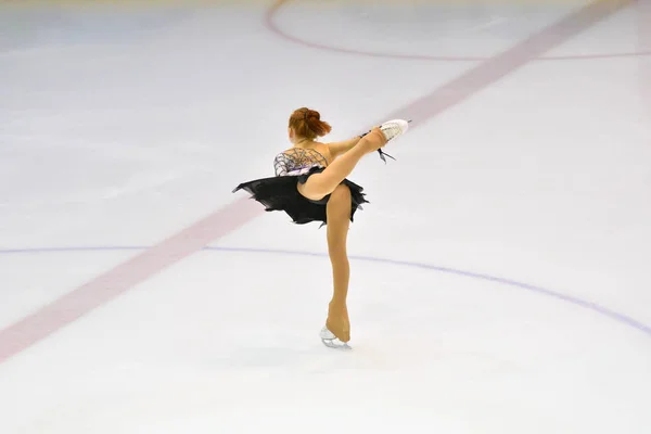 Orenburg, Rusia - 31 de marzo de 2018 año: Las niñas compiten en patinaje artístico —  Fotos de Stock